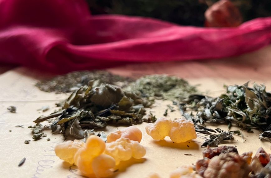 Räuchern – Mythische Kraft von Harzen & Pflanzen